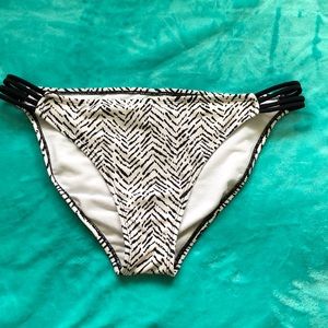 Bikini bottoms, black and white